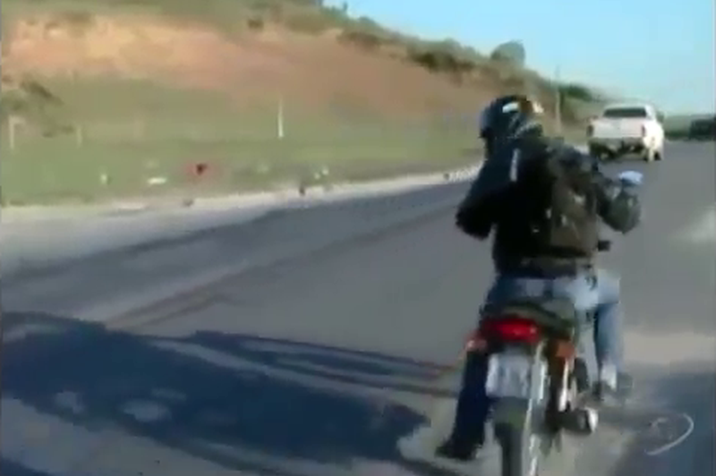 Motorist ima nesrečo le trenutek zatem, ko da novinarju izjavo o cestnih nesrečah (foto: YouTube)