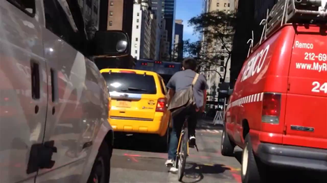 Bi dostavljali pošto s kolesom v New Yorku? Poglejte in premislite!