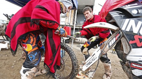 Dakar 2015,Dakar 2015, 7. etapa: Stanovnik svoja kolesa zamenjal s Como.