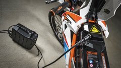 Baterijo lahko hitro zamenjate, a po dodatni bodo posegli le dirkači, saj ta stane 3000 evrov. 