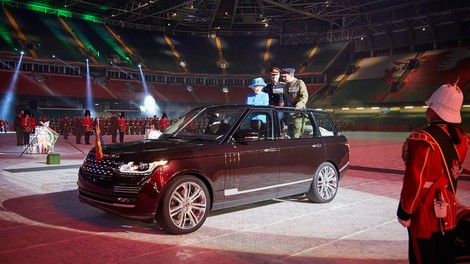 Britanska kraljica pregleduje čete s hibridnim Range Roverjem
