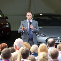 Elonu Musku se smeji. Tako darilo so mu namenili Teslini delničarji