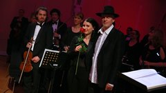 Vlado Kreslin in dirigentka Živa Ploj Peršuh