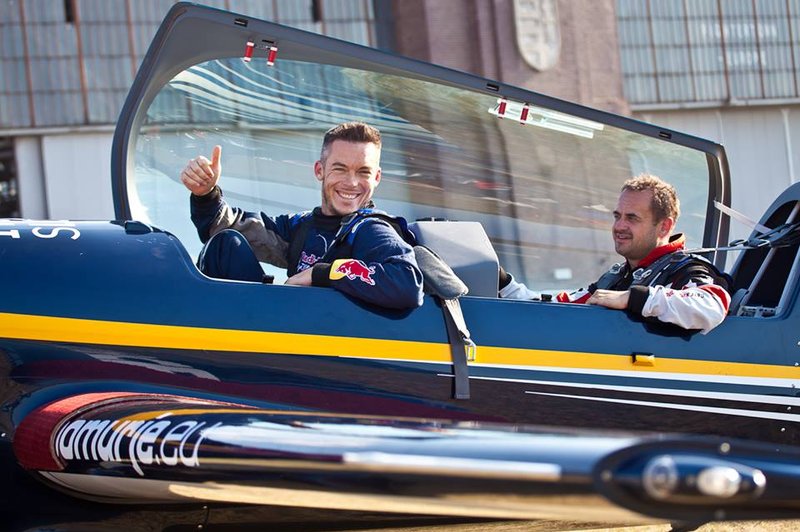Zmagovalec 24 ur Le Mansa v akrobatskem letalu Petra Podlunška (foto: Red Bull)