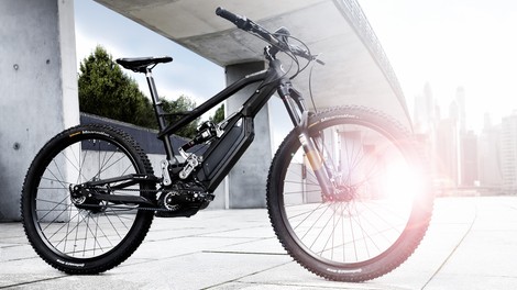 BMW -jeva električna tehnologija na polnovzmetenem kolesu