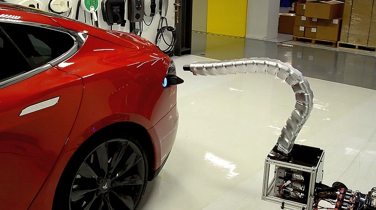 Robotska kača napolnila Teslo? (foto: Tesla Motors)