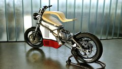 Električni motocikel z lesenim sedežem
