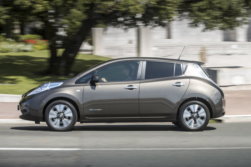 Stari Renaulti in Nissani odpirajo trg, v katerem se obračajo milijarde
