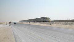 Puščavska dirka med avtomobilom in vlakom