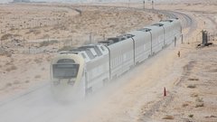 Puščavska dirka med avtomobilom in vlakom