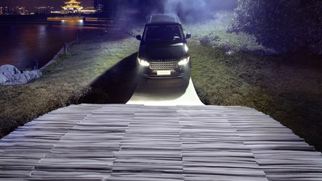 Range-Rover uspešno čez papirnati most