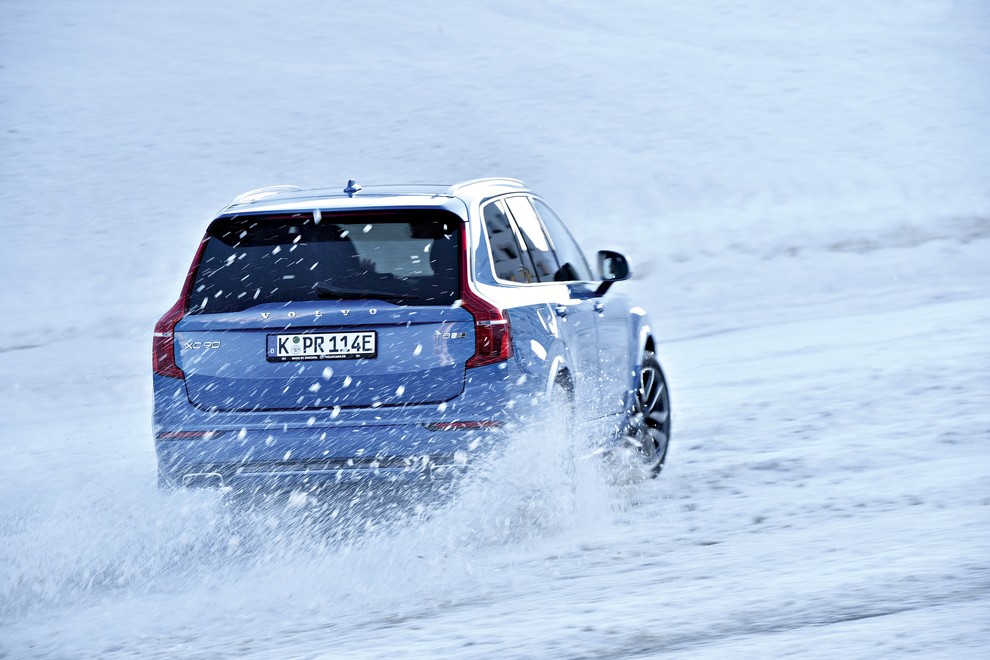 1.	Tudi z Volvom XC90 T8 se da dobro drseti po snegu, saj je na zadnji osi zahvaljujoč elektromotorju ogromno navora.