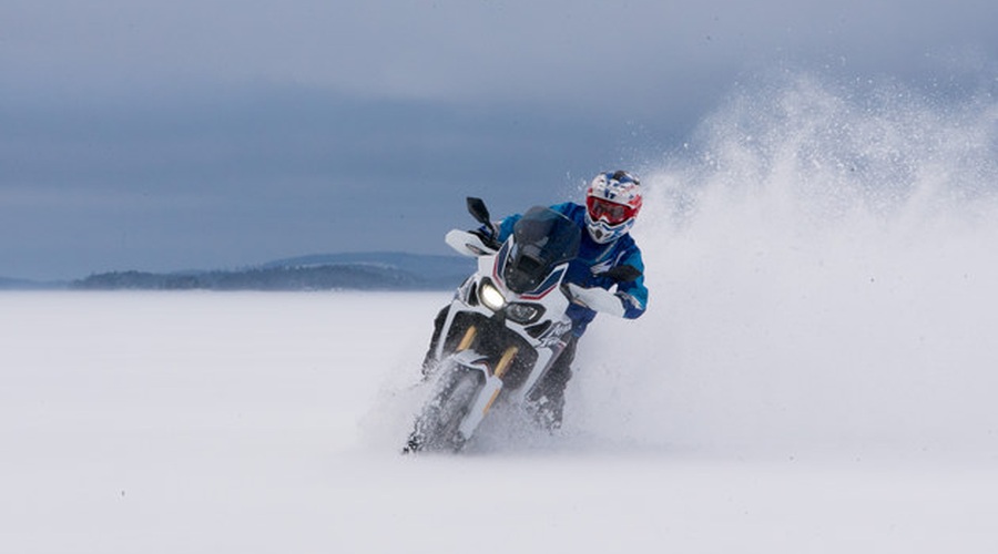 Minus 10 in še na ledu z novo Africo Twin (foto: Honda)