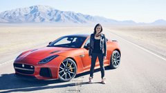 Michelle Rodriguez z Jaguarjem F-Type SVR 201 miljo na uro