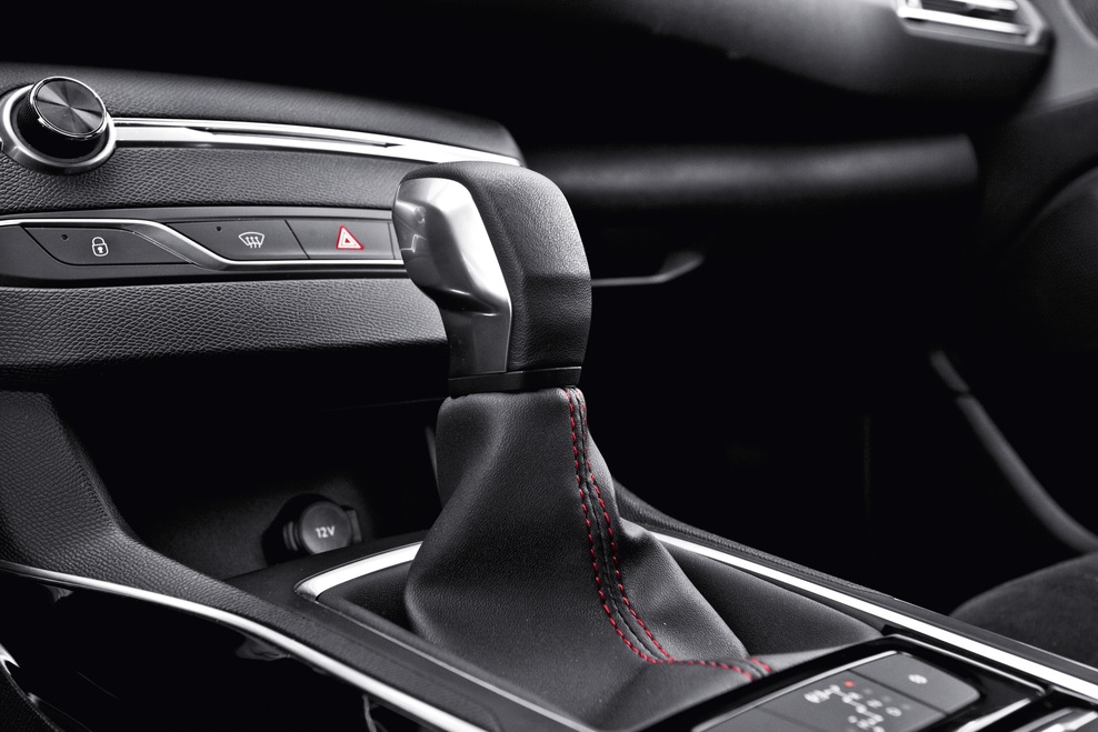 Pri Peugeotu so z novo generacijo samodejnih menjalnikov naredili izjemno velik korak naprej in opremili skoraj celotno paleto avtomobilov z najsodobnejšo tehnologijo, ki vozniku bistveno olajša vožnjo.
Ker pa smo želeli čim več različnih mnenj, smo k sodelovanju povabili različne urednike in urednice znotraj naše založniške hiše. Svoje mnenje so tako podali urednik Playboya Borut Omerzel, celotno uredništvo Cosmopolitana, urednica revije Story Ilona Penzeš in tehnična urednica najbolj modne revije Elle Dunja Mantel. 
Izkušnja vseh s Peugeotom 308 in 308 SW je bila neverjetno pozitivna, vsi so na koncu priznali, da če bi morali izbirati, ne bi dolgo premišljevali in bi se odločili za samodejni menjalnik.