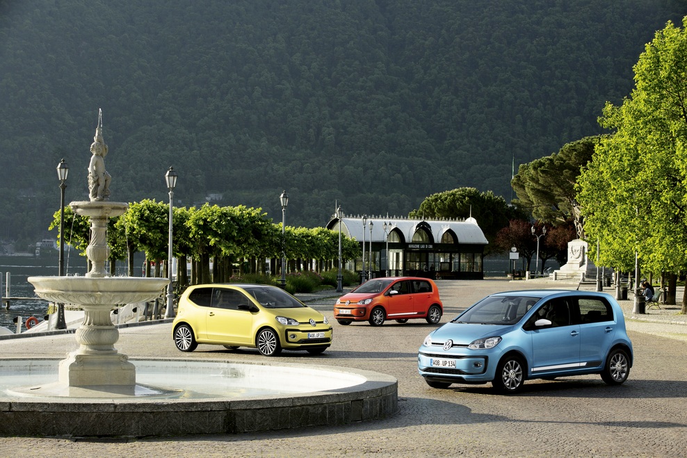 V novem Avto magazinu predstavljamo precej novosti. Uživali smo z Audijem A5, si nabirali prve kilometre z Audijevim popolnoma novim športnim terencem Q2 in Volkswagnom Up-om ter bili na predstavitvi novega Citroëna C3. Na testih smo preskusili Ford Mustang Fastback V8 5.0, Opel Astro Sports Tourer 1,6 CDTi, Mitsubishi Outlander PHEV in Mini Cooper Clubman SD. Posvetili smo se tudi problematiki zaračunavanja elektrike za električne avtomobile, preverili, kaj bi za avtomobiliste lahko pomenil "Brexit" in obiskali Jeep Camp 2016. Ne prezrite niti motociklističnih testov (Ducati S Diavel, KTM EXC-F 350 in Suzuki V-Strom 650 XT ABS) ter reportaž z dirke VERD Extreme Enduro Race in relija za državno prvenstvo v Železnikih.
