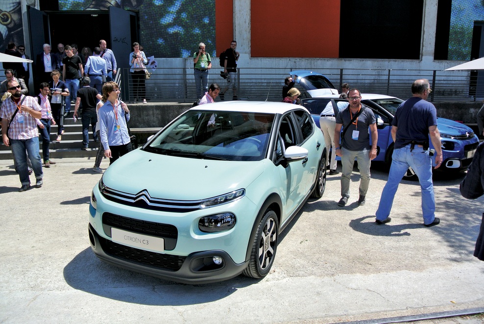 V novem Avto magazinu predstavljamo precej novosti. Uživali smo z Audijem A5, si nabirali prve kilometre z Audijevim popolnoma novim športnim terencem Q2 in Volkswagnom Up-om ter bili na predstavitvi novega Citroëna C3. Na testih smo preskusili Ford Mustang Fastback V8 5.0, Opel Astro Sports Tourer 1,6 CDTi, Mitsubishi Outlander PHEV in Mini Cooper Clubman SD. Posvetili smo se tudi problematiki zaračunavanja elektrike za električne avtomobile, preverili, kaj bi za avtomobiliste lahko pomenil "Brexit" in obiskali Jeep Camp 2016. Ne prezrite niti motociklističnih testov (Ducati S Diavel, KTM EXC-F 350 in Suzuki V-Strom 650 XT ABS) ter reportaž z dirke VERD Extreme Enduro Race in relija za državno prvenstvo v Železnikih.