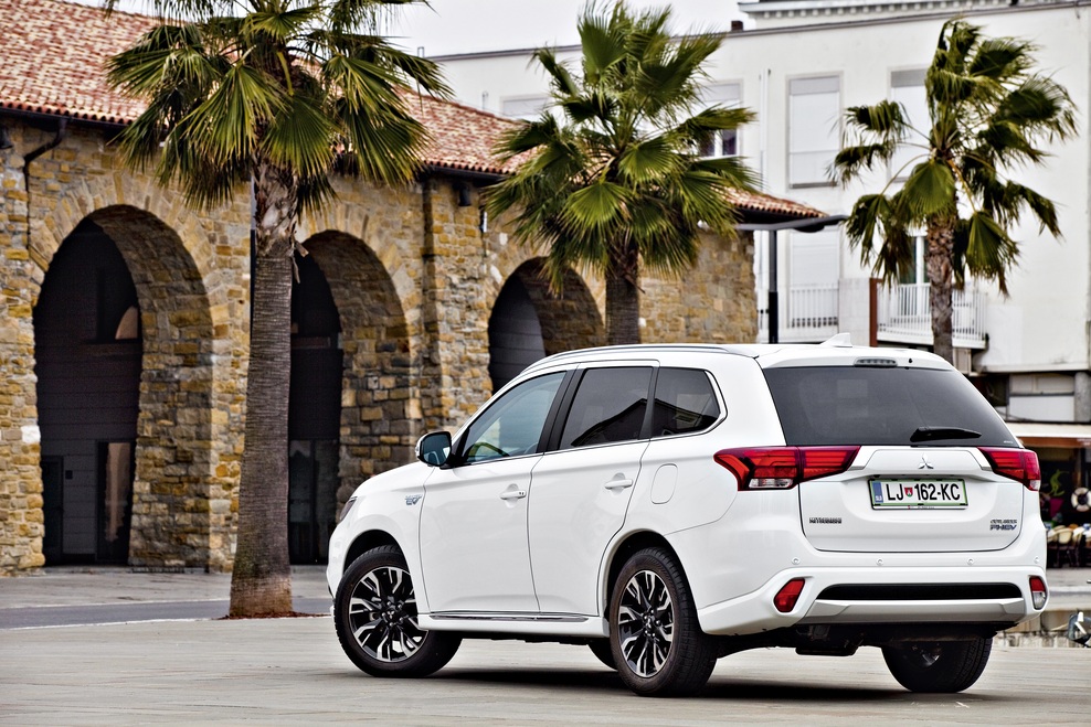 V novem Avto magazinu predstavljamo precej novosti. Uživali smo z Audijem A5, si nabirali prve kilometre z Audijevim popolnoma novim športnim terencem Q2 in Volkswagnom Up-om ter bili na predstavitvi novega Citroëna C3. Na testih smo preskusili Ford Mustang Fastback V8 5.0, Opel Astro Sports Tourer 1,6 CDTi, Mitsubishi Outlander PHEV in Mini Cooper Clubman SD. Posvetili smo se tudi problematiki zaračunavanja elektrike za električne avtomobile, preverili, kaj bi za avtomobiliste lahko pomenil "Brexit" in obiskali Jeep Camp 2016. Ne prezrite niti motociklističnih testov (Ducati S Diavel, KTM EXC-F 350 in Suzuki V-Strom 650 XT ABS) ter reportaž z dirke VERD Extreme Enduro Race in relija za državno prvenstvo v Železnikih.