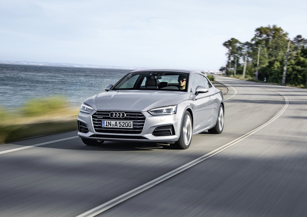 V novem Avto magazinu predstavljamo precej novosti. Uživali smo z Audijem A5, si nabirali prve kilometre z Audijevim popolnoma novim športnim terencem Q2 in Volkswagnom Up-om ter bili na predstavitvi novega Citroëna C3. Na testih smo preskusili Ford Mustang Fastback V8 5.0, Opel Astro Sports Tourer 1,6 CDTi, Mitsubishi Outlander PHEV in Mini Cooper Clubman SD. Posvetili smo se tudi problematiki zaračunavanja elektrike za električne avtomobile, preverili, kaj bi za avtomobiliste lahko pomenil "Brexit" in obiskali Jeep Camp 2016. Ne prezrite niti motociklističnih testov (Ducati S Diavel, KTM EXC-F 350 in Suzuki V-Strom 650 XT ABS) ter reportaž z dirke VERD Extreme Enduro Race in relija za državno prvenstvo v Železnikih.