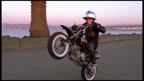 Šestletni stunt zvezdnik na motorju