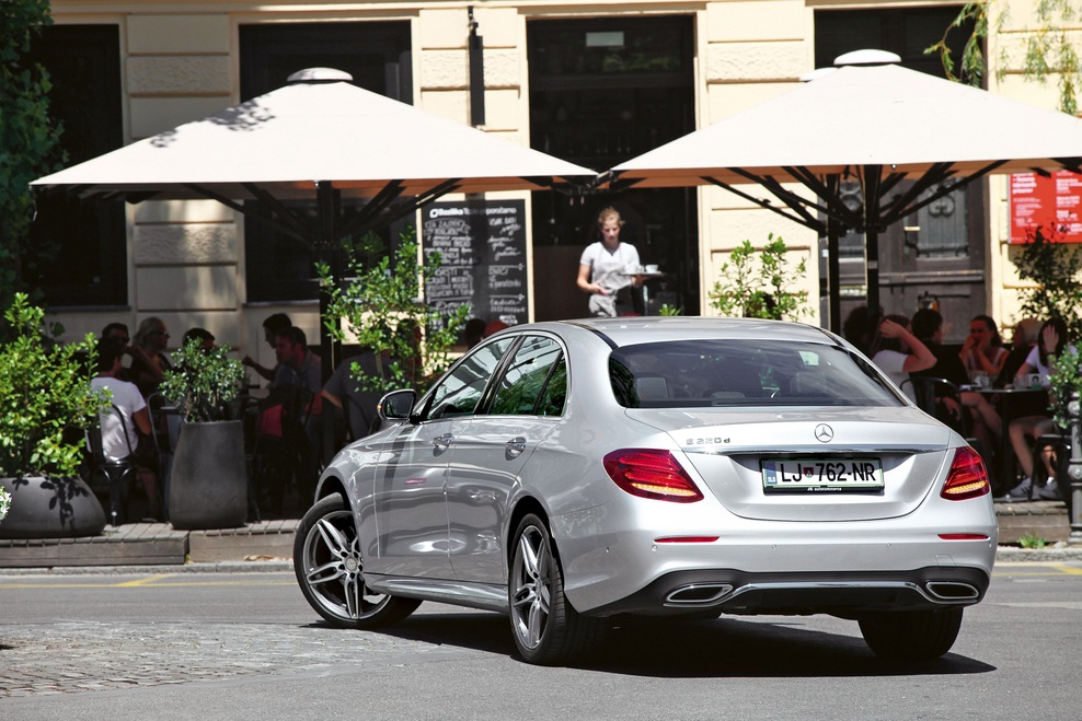 V novem Avto magazinu smo testirali Mercedes-Benz E 220 d, Seat Leon Cupro 290, DS3, Kio Ceed Sportswagon. Peugeota 208 in 308 SW, BMW X3, Ford S-Max in Renault Clio Grandtour. Vozili smo razburljivi Porsche 911 GT3 RS ter Fordovega novinca Edge. Nikar ne prezrite vzporednega testa enduro motociklov, preberite pa si tudi intervju s Timom Gajserjem. Dirkali smo tudi s pokalnim Renaultom Twingom.