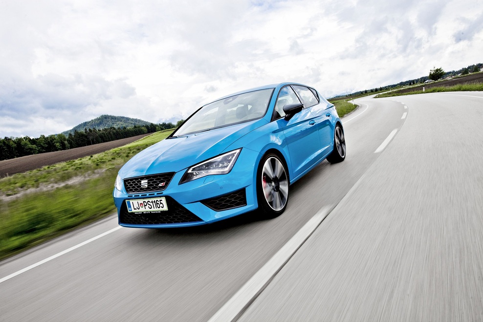 V novem Avto magazinu smo testirali Mercedes-Benz E 220 d, Seat Leon Cupro 290, DS3, Kio Ceed Sportswagon. Peugeota 208 in 308 SW, BMW X3, Ford S-Max in Renault Clio Grandtour. Vozili smo razburljivi Porsche 911 GT3 RS ter Fordovega novinca Edge. Nikar ne prezrite vzporednega testa enduro motociklov, preberite pa si tudi intervju s Timom Gajserjem. Dirkali smo tudi s pokalnim Renaultom Twingom.