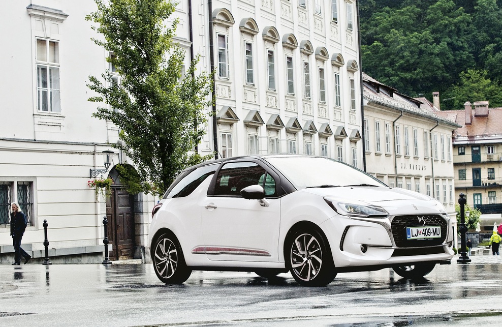 V novem Avto magazinu smo testirali Mercedes-Benz E 220 d, Seat Leon Cupro 290, DS3, Kio Ceed Sportswagon. Peugeota 208 in 308 SW, BMW X3, Ford S-Max in Renault Clio Grandtour. Vozili smo razburljivi Porsche 911 GT3 RS ter Fordovega novinca Edge. Nikar ne prezrite vzporednega testa enduro motociklov, preberite pa si tudi intervju s Timom Gajserjem. Dirkali smo tudi s pokalnim Renaultom Twingom.