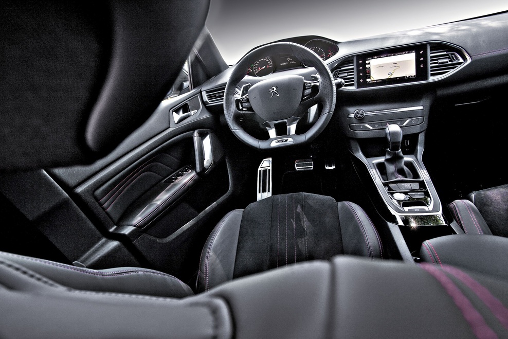 V novem Avto magazinu smo testirali Mercedes-Benz E 220 d, Seat Leon Cupro 290, DS3, Kio Ceed Sportswagon. Peugeota 208 in 308 SW, BMW X3, Ford S-Max in Renault Clio Grandtour. Vozili smo razburljivi Porsche 911 GT3 RS ter Fordovega novinca Edge. Nikar ne prezrite vzporednega testa enduro motociklov, preberite pa si tudi intervju s Timom Gajserjem. Dirkali smo tudi s pokalnim Renaultom Twingom.
