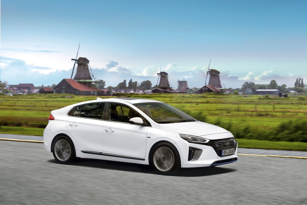 Hyundai Ioniq Electric in Hybrid: Prazen list papirja