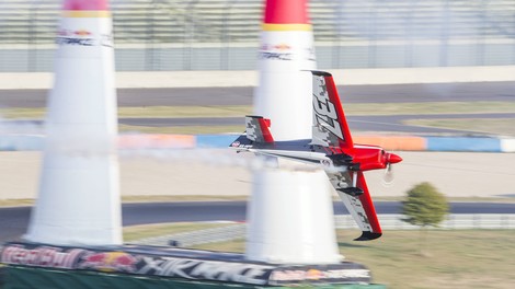 Danes se bo v prvem krogu 6. dirke za svetovno prvenstvo Red Bull Air Race Peter Podlunšek pomeril z Nigelom Lambom
