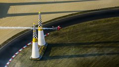 Danes se bo v prvem krogu 6. dirke za svetovno prvenstvo Red Bull Air Race Peter Podlunšek pomeril z Nigelom Lambom