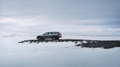 Volvo je linijo 90 zaokrožil s terensko različico Cross Country