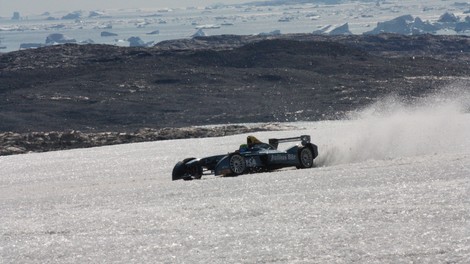 Vožnja z električnim dirkalnikom po polarnem ledu