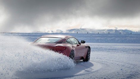 Aston Martin DB11 drifta na snegu