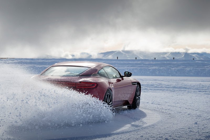 Aston Martin DB11 drifta na snegu (foto: Aston Martin)