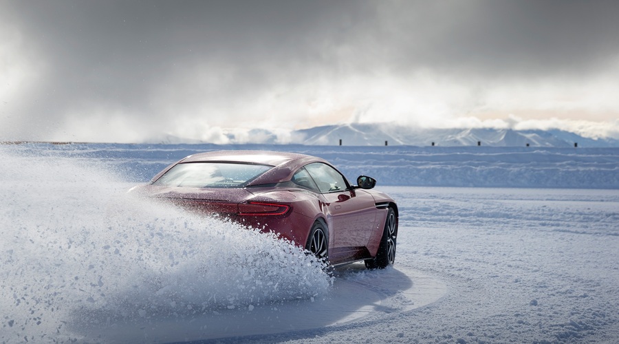 Aston Martin DB11 drifta na snegu (foto: Aston Martin)