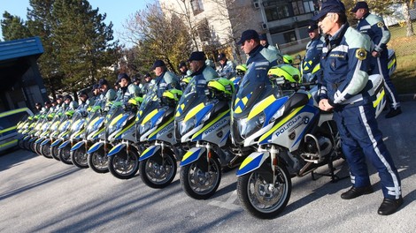Policisti s hitrejšimi motocikli