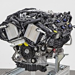 Nov bencinski motor V8 je za dobrih deset odstotkov bolj gospodaren od predhodnika. (foto: Daimler)