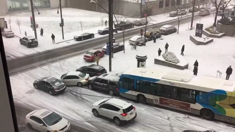 Vse neprijetnosti zaledenelih cest v enem prometnem kaosu na ulicah Montreala