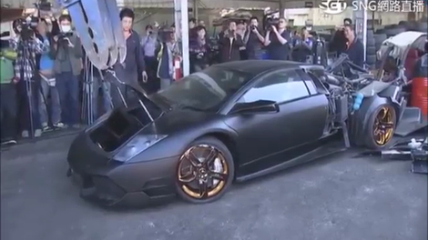 Tajvanska vlada kar v javnosti vzgojno uničila ilegalno uvožen Lamborghini Murcielago