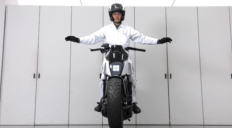 Motoristi, z nami je konec - tale Honda se vozi kar sama (foto: Honda)