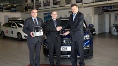 Nagrado sta iz rok predsednika žirije Franceta Kmetiča (desno) prevzela direktor podjetja P avtomobili Jožko Tomšič (levo) in direktor znamke Peugeot Adam Kavšek (v sredini)