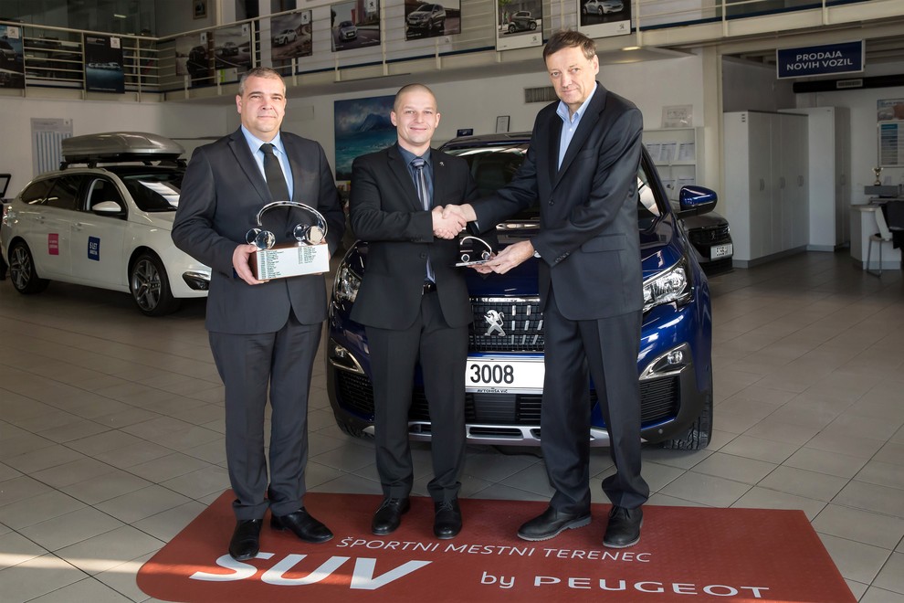 Nagrado sta iz rok predsednika žirije Franceta Kmetiča (desno) prevzela direktor podjetja P avtomobili Jožko Tomšič (levo) in direktor znamke Peugeot Adam Kavšek (v sredini)