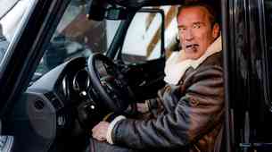 Terminator z mobilcem v roki in cigaro med  zobmi razkril električni Mercedes G