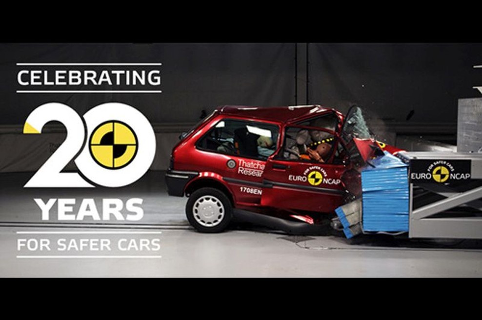 Agencija EuroNCAP je ob dvajsetletnici raztreščila starega Roverja 100 in novo Hondo Jazz (video) (foto: Euroncap)