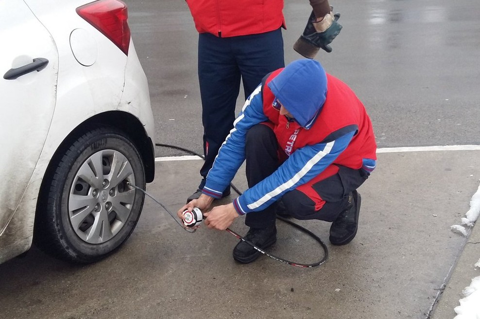 Nataša se zahvaljuje fantoma s Petrolove črpalke, ker sta ji zakrpala gumo (foto: Twiter)