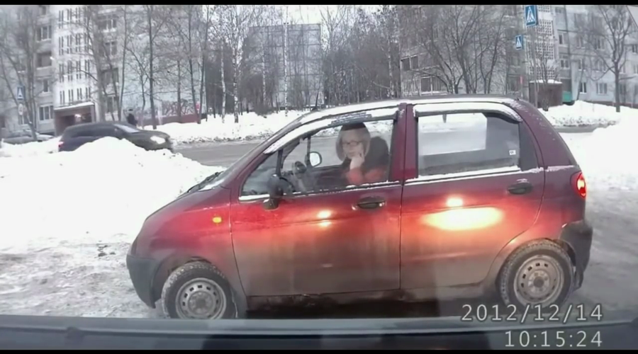 Telefon, slaba preglednost in sneg - slaba kombinacija za vsakogar (foto: GoBigOrGoHome @ YouTube)