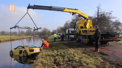 Reševanje potopljenega Audija R8 iz hladne nizozemske reke