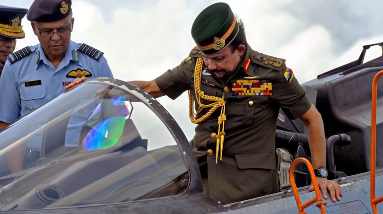 Brunejski sultan med ogledom letala F-15 singapurske vojske (foto: Profimedia)