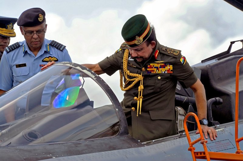 Brunejski sultan med ogledom letala F-15 singapurske vojske (foto: Profimedia)